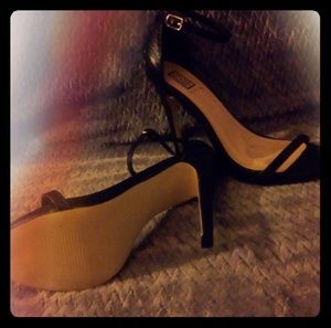 Shoe dazzle black stilletos